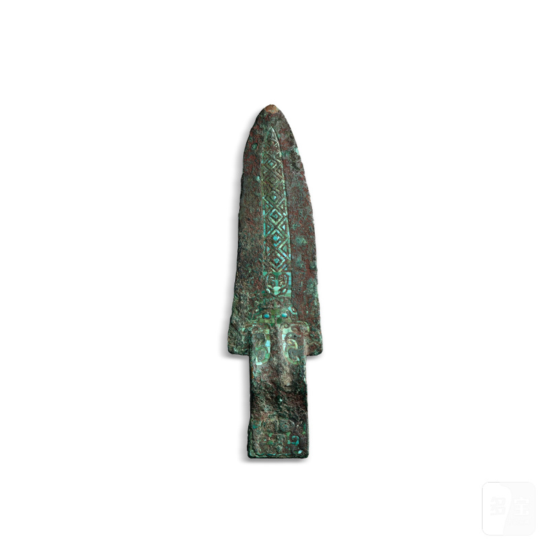 An archaic turquoise-inlaid bronze dagger, ge, Late Shang dynasty | 商晚期 青銅嵌松石銎內戈 - 图2